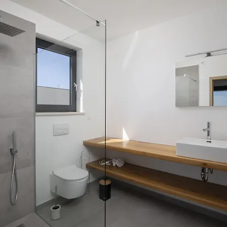 2-bedroom With Private Pool In 풀라